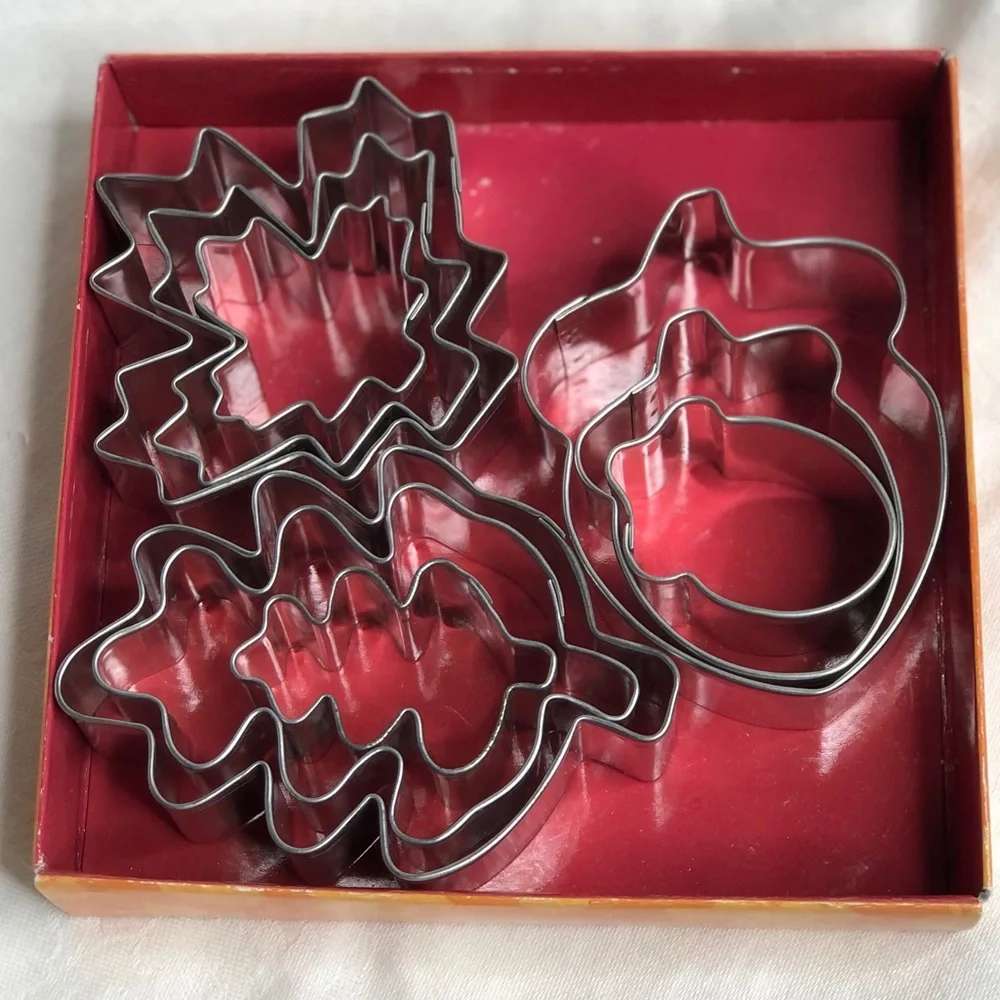 Vintage Wilton Leaves & Acorns 9 Piece Cookie Cutter Set NEW in Box - Picture 3 of 3